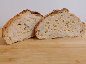 domaći kruh sa sirom i maslinama